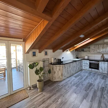 Arty Loft With Sea & Views Apartamento